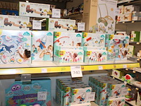 Zes babyspeelgoed op schap ruim 25 producten. - afbeelding 1 van  4
