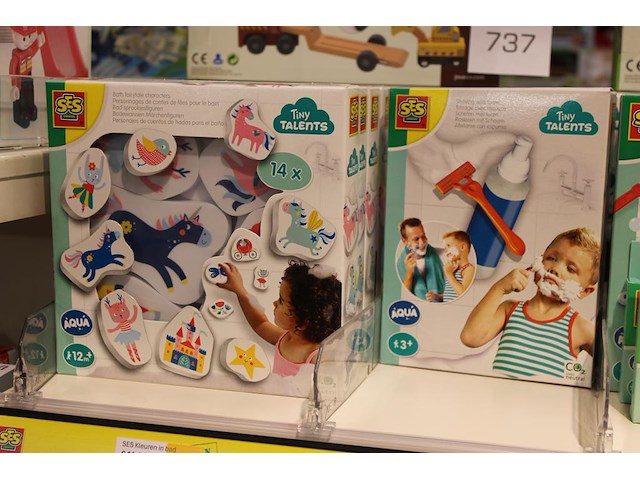 Zes babyspeelgoed op schap ruim 25 producten. - afbeelding 2 van  4