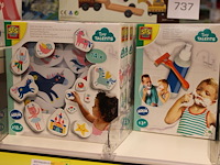 Zes babyspeelgoed op schap ruim 25 producten. - afbeelding 2 van  4