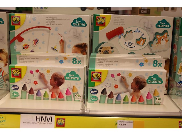 Zes babyspeelgoed op schap ruim 25 producten. - afbeelding 3 van  4