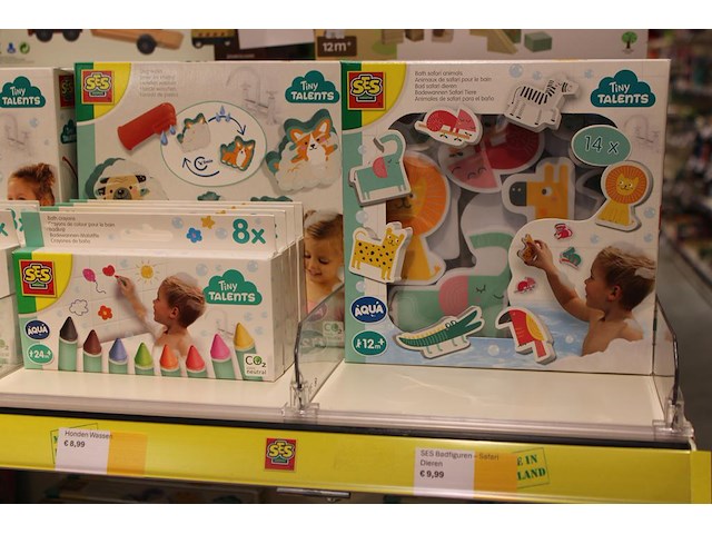 Zes babyspeelgoed op schap ruim 25 producten. - afbeelding 4 van  4