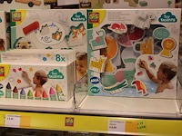 Zes babyspeelgoed op schap ruim 25 producten. - afbeelding 4 van  4