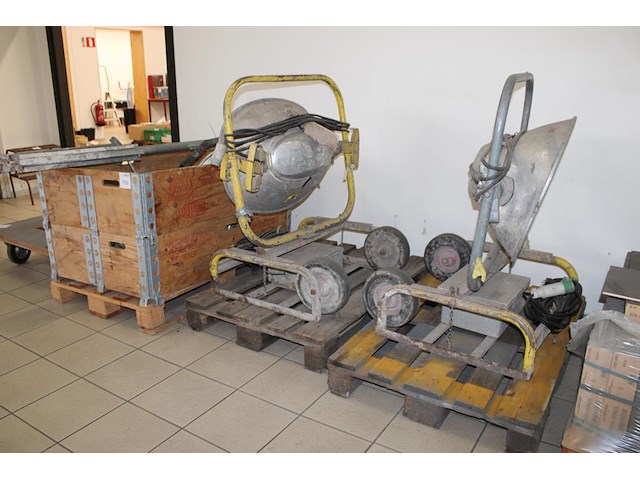 Zes bouwlampen op 2 pallets en 1 palletbox. 4x 1000w en 2x 1500w. - afbeelding 1 van  4