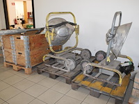 Zes bouwlampen op 2 pallets en 1 palletbox. 4x 1000w en 2x 1500w. - afbeelding 1 van  4