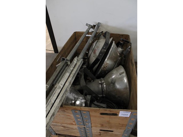 Zes bouwlampen op 2 pallets en 1 palletbox. 4x 1000w en 2x 1500w. - afbeelding 2 van  4
