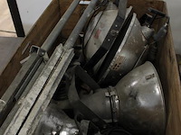 Zes bouwlampen op 2 pallets en 1 palletbox. 4x 1000w en 2x 1500w. - afbeelding 2 van  4