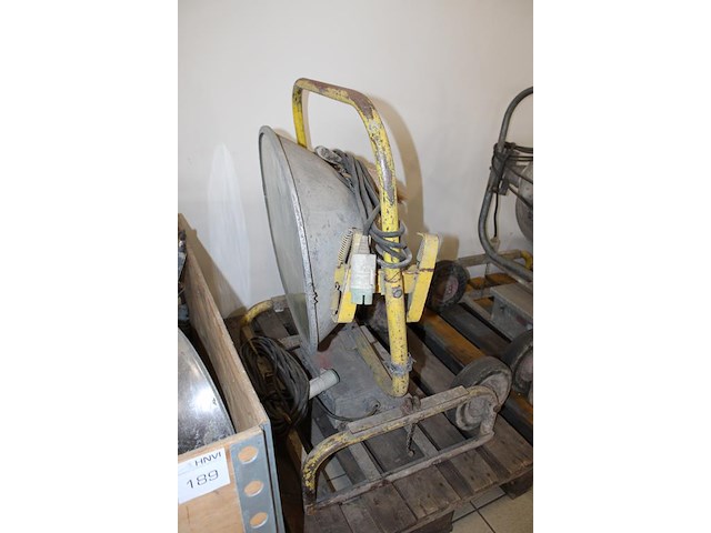 Zes bouwlampen op 2 pallets en 1 palletbox. 4x 1000w en 2x 1500w. - afbeelding 3 van  4