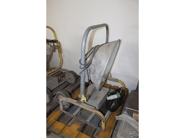 Zes bouwlampen op 2 pallets en 1 palletbox. 4x 1000w en 2x 1500w. - afbeelding 4 van  4