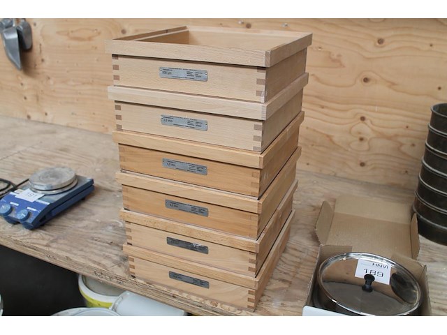 Zes controle-zeven met diverse maaswijdtes w.o. 500 um. - afbeelding 1 van  5