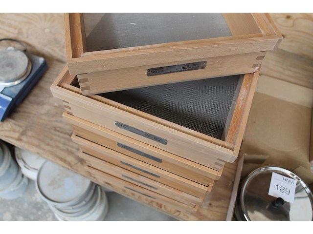 Zes controle-zeven met diverse maaswijdtes w.o. 500 um. - afbeelding 2 van  5