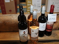 Zes diverse flessen wijn. - afbeelding 1 van  3