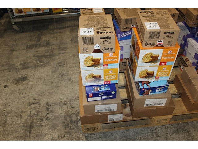 Zes dozen met koeken w.o. stroopwafels, roze cake, chocoprins, gevulde koeken, torondo's en nutella biscuit... - afbeelding 1 van  2