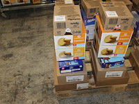 Zes dozen met koeken w.o. stroopwafels, roze cake, chocoprins, gevulde koeken, torondo's en nutella biscuit... - afbeelding 1 van  2