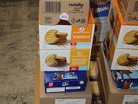 Zes dozen met koeken w.o. stroopwafels, roze cake, chocoprins, gevulde koeken, torondo's en nutella biscuit... - afbeelding 2 van  2