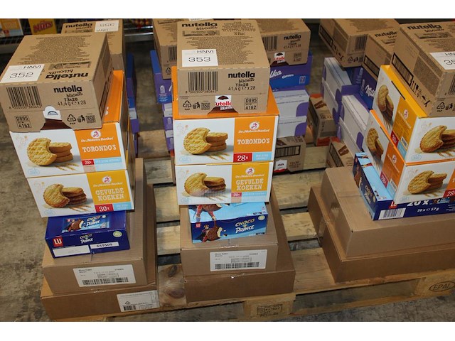 Zes dozen met koeken w.o. stroopwafels, roze cake, chocoprins, gevulde koeken, torondo's en nutella biscuit... - afbeelding 1 van  2