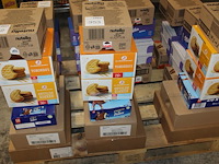 Zes dozen met koeken w.o. stroopwafels, roze cake, chocoprins, gevulde koeken, torondo's en nutella biscuit... - afbeelding 1 van  2