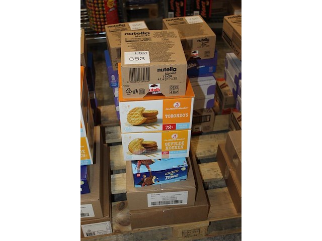 Zes dozen met koeken w.o. stroopwafels, roze cake, chocoprins, gevulde koeken, torondo's en nutella biscuit... - afbeelding 2 van  2
