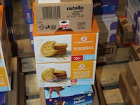 Zes dozen met koeken w.o. stroopwafels, roze cake, chocoprins, gevulde koeken, torondo's en nutella biscuit... - afbeelding 2 van  2