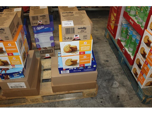 Zes dozen met koeken w.o. stroopwafels, roze cake, chocoprins, gevulde koeken, torondo's en nutella biscuit... - afbeelding 1 van  2