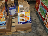 Zes dozen met koeken w.o. stroopwafels, roze cake, chocoprins, gevulde koeken, torondo's en nutella biscuit... - afbeelding 1 van  2