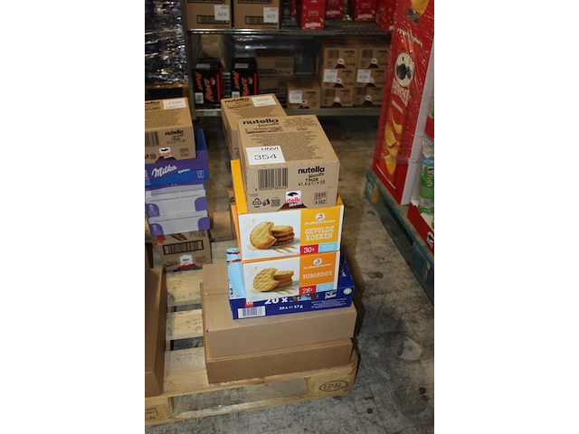 Zes dozen met koeken w.o. stroopwafels, roze cake, chocoprins, gevulde koeken, torondo's en nutella biscuit... - afbeelding 2 van  2