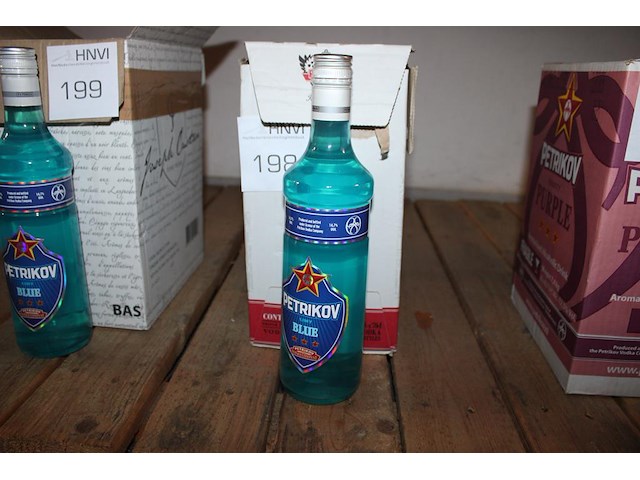 Zes flessen blue wodka petrikov. - afbeelding 1 van  2