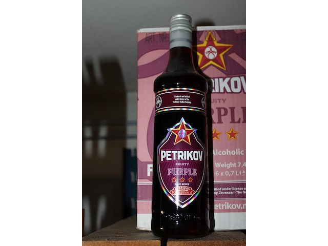 Zes flessen petrikov purple. - afbeelding 2 van  2