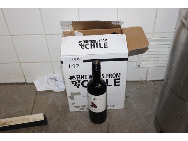 Zes flessen rode wijn. - afbeelding 1 van  2