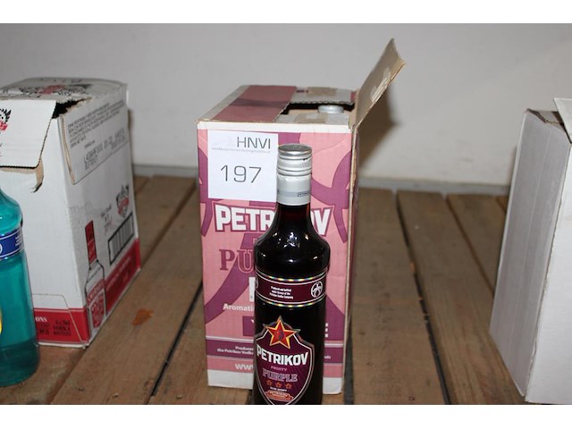 Zes flessen rode wodka petrikov. - afbeelding 1 van  2
