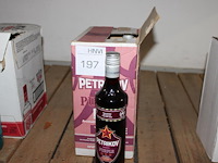 Zes flessen rode wodka petrikov. - afbeelding 1 van  2