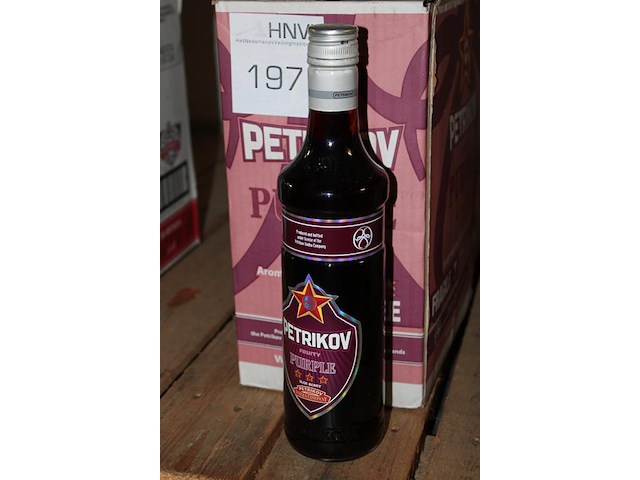 Zes flessen rode wodka petrikov. - afbeelding 2 van  2