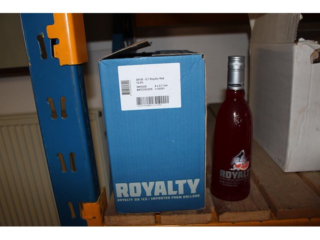Zes flessen rode wodka royalty. - afbeelding 1 van  2