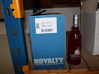 Zes flessen rode wodka royalty. - afbeelding 1 van  2