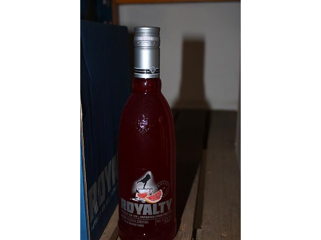 Zes flessen rode wodka royalty. - afbeelding 2 van  2