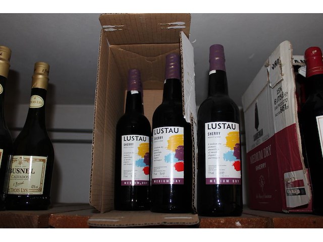 Zes flessen sherry medium dry lustau. - afbeelding 1 van  2