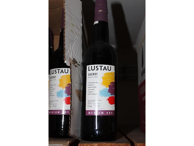 Zes flessen sherry medium dry lustau. - afbeelding 2 van  2