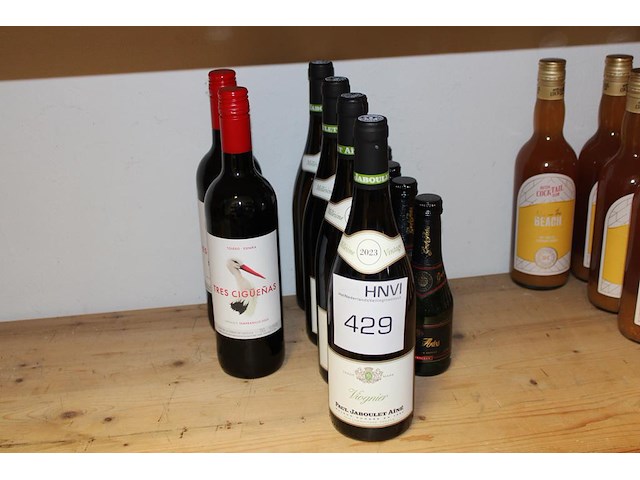 Zes flessen witte en rode wijn op schap. - afbeelding 1 van  2