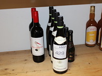 Zes flessen witte en rode wijn op schap. - afbeelding 1 van  2