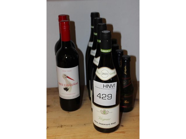 Zes flessen witte en rode wijn op schap. - afbeelding 2 van  2