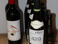 Zes flessen witte en rode wijn op schap. - afbeelding 2 van  2