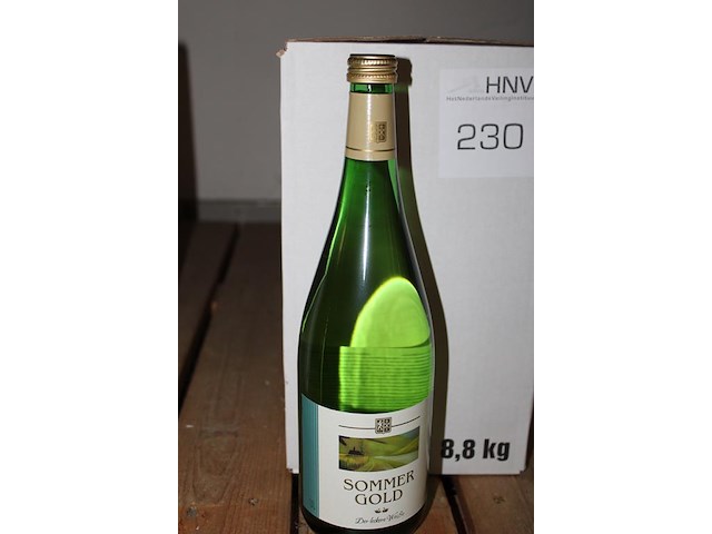 Zes flessen witte wijn sommergold. - afbeelding 2 van  2