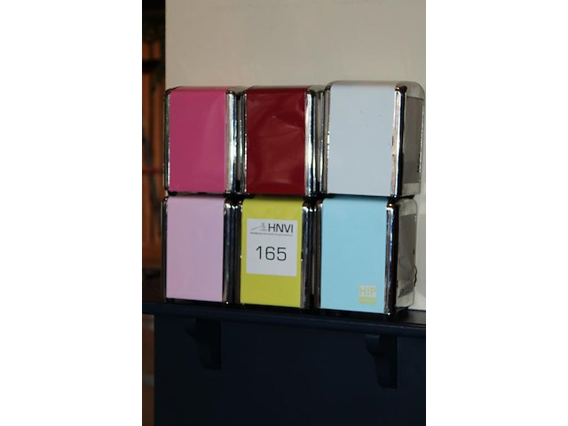 Zes gekleurde servethouders met doos servetten. - afbeelding 1 van  3