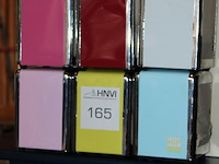 Zes gekleurde servethouders met doos servetten. - afbeelding 1 van  3