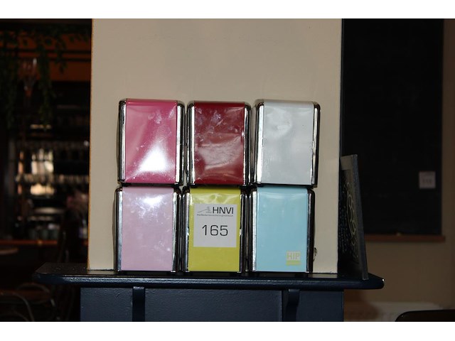 Zes gekleurde servethouders met doos servetten. - afbeelding 2 van  3