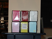 Zes gekleurde servethouders met doos servetten. - afbeelding 2 van  3