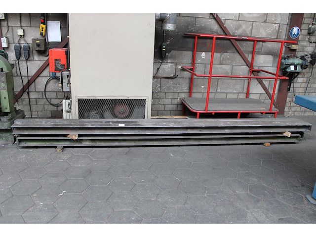 Zes h-balken met afmeting 400 x 10 x 10 cm. - afbeelding 1 van  2