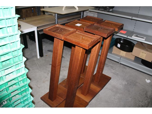Zes houten beursstatieven t.b.v. tablet. hoogte 105 cm. - afbeelding 1 van  3