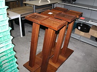 Zes houten beursstatieven t.b.v. tablet. hoogte 105 cm. - afbeelding 1 van  3