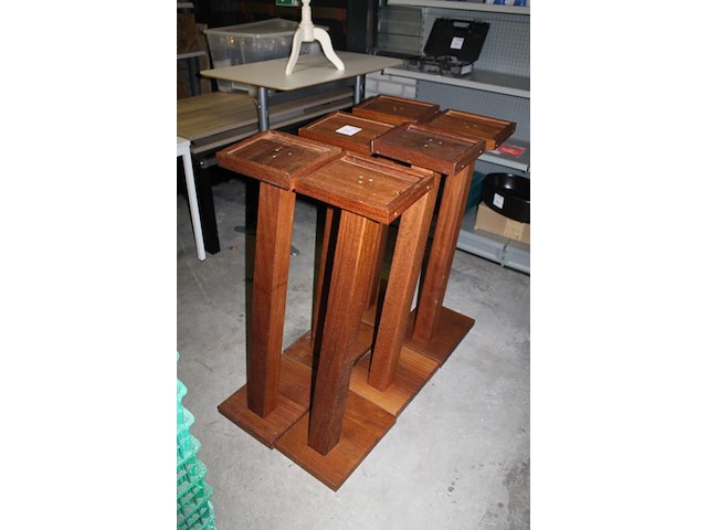 Zes houten beursstatieven t.b.v. tablet. hoogte 105 cm. - afbeelding 2 van  3