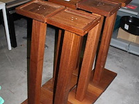 Zes houten beursstatieven t.b.v. tablet. hoogte 105 cm. - afbeelding 2 van  3
